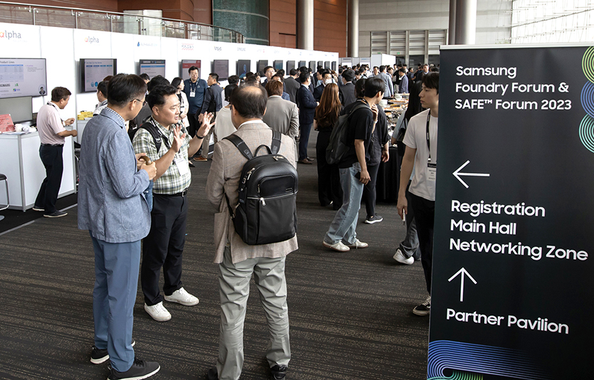 삼성전자가 4일 삼성동 코엑스에서 개최한 ‘삼성 파운드리/SAFE 포럼’에서 고객과 파트너가 대화를 나누고 있다. 사진=삼성전자