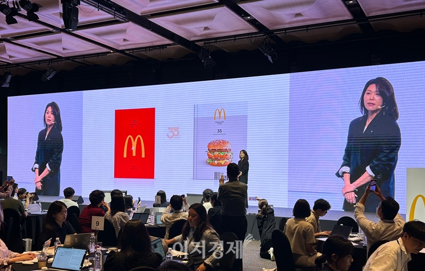 한국맥도날드가 창립 35주년 기념 사사 2권을 발간하고 ‘지난 35년의 의의와 향후 전략’을 주제로 기자간담회를 개최했다. 사진=김선주 기자