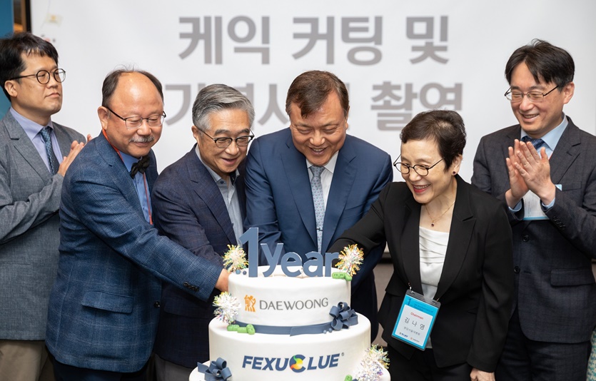 펙수클루 1주년 펙수클루 위크 케익 커팅식 사진. (왼쪽부터)단국대병원 신현덕·중앙대병원 김재규·강남세브란스병원 박효진·서울성모병원 최명규·분당서울대병원 김나영·한양대구리병원 박찬혁 교수의 모습. 사진=대웅제약