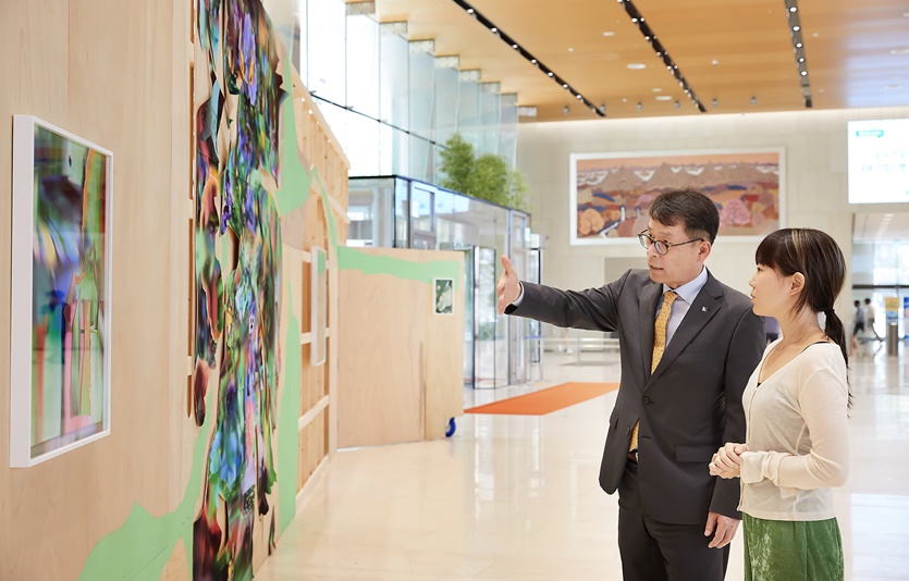 5일 서울 중구 을지로 기업은행 본점에서 김성태 IBK기업은행장(왼쪽)과 오가영 작가(오른쪽)가 작품에 관해 이야기를 나누고 있는 모습. (사진=IBK기업은행)