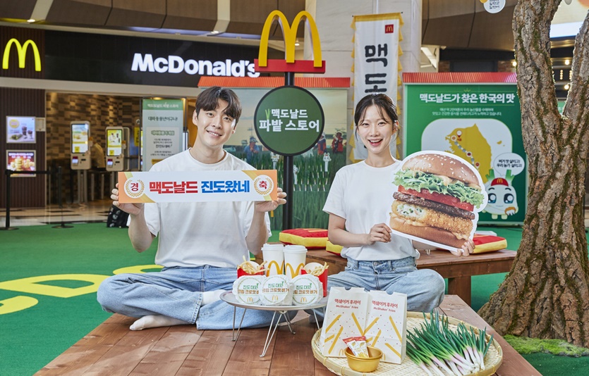 6일 맥도날드 ‘진도 대파 크림 크로켓 버거’ 출시를 기념해 여의도 IFC몰에서 열린 팝업스토어 ‘맥도날드 파밭 스토어’에서 모델들이 새참존에 앉아 포즈를 취하고 있다. 사진=맥도날드