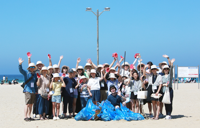 LG생활건강은 강원 동해시 망상해변에서 해변 정화 봉사활동인 ‘비치코밍’ 캠페인을 전개했다. 사진=LG생활건강