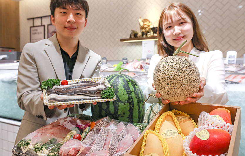 현대백화점 무역센터점 지하 1층 식품에서 직원들이 초복을 맞아 장어, 수박 등 여름철 보양 식품들을 소개하고 있다. 사진=현대백화점