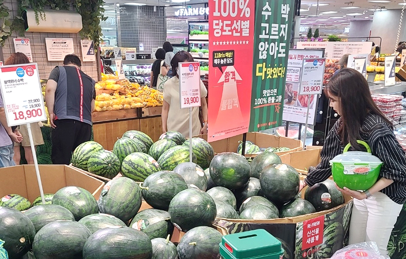 롯데마트 제타플렉스점에서 고객이 수박을 구매하고 있다. 사진=롯데