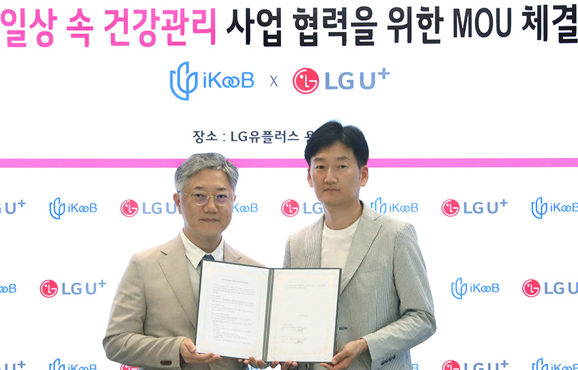 LG유플러스가 만성질환 관리 플랫폼 기업인 ‘아이쿱’과 일상 속 건강관리 서비스 개발 협력을 위한 업무협약(MOU)를 체결했다. (왼쪽부터) 조재형 아이쿱 대표와 권용현 LG유플러스 CSO. 사진=LG유플러스
