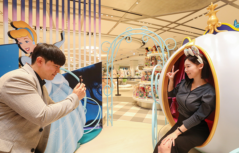 ‘디즈니 스토어’ 내 포토존에서 기념 촬영을 하고 있다. 사진=현대백화점