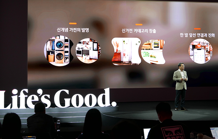 조주완 사장이 12일 서울 마곡 LG사이언스파크에서 미래 비전과 사업 포트폴리오 전환을 발표하고 있다. 사진=김성미 기자