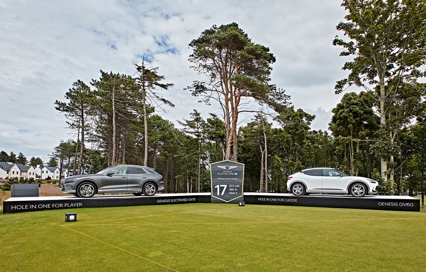17번 홀 첫번째 홀인원을 기록하는 선수 및 캐디에게 부상으로 수여되는 GV70 전동화 모델과 GV60. 사진=