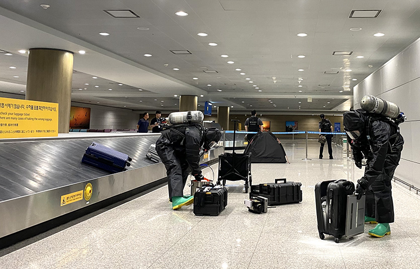 인천공항 제1여객터미널에서 생화학 테러 상황을 가정한 민-군 합동훈련이 실시됐다. 사진=인천국제공항공사
