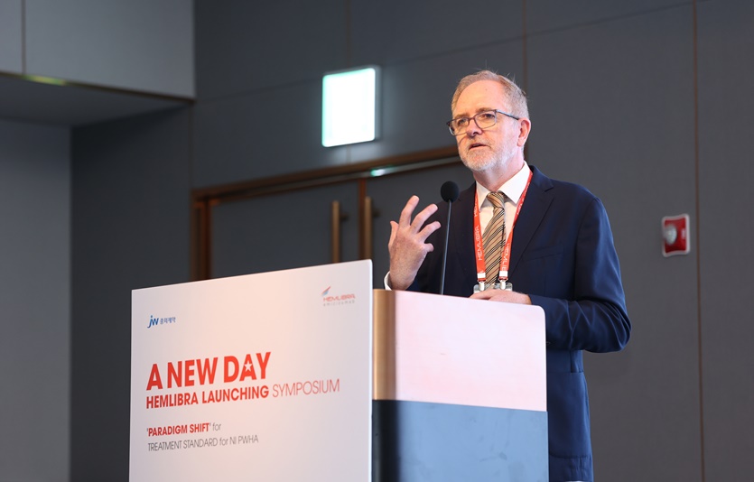 JW중외제약은 지난 7일부터 이틀간 서울 마포구 소재 ‘호텔 나루 서울-엠갤러리’에서 A형 혈우병 치료제 ‘헴리브라’ 론칭 심포지엄을 개최했다. 게리 돌란(Gerry Dolan) 영국 세인트토머스종합병원 교수가 헴리브라의 비항체 A형 혈우병 대상 치료와 다양한 환자군에 대한 케이스를 설명하고 있다.