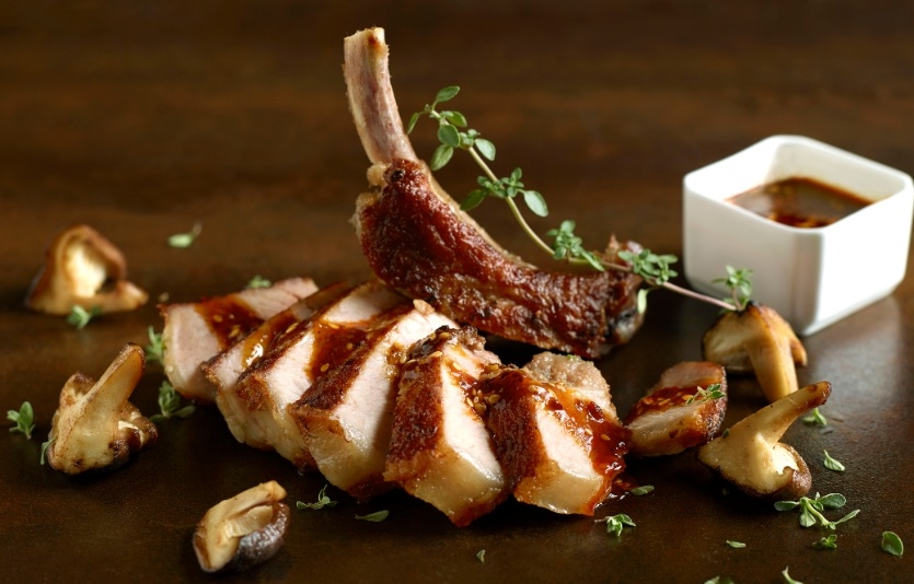 크리스탈 제이드의 ‘마라소스를 곁들인 제주산 포크립’. 사진=매일유업