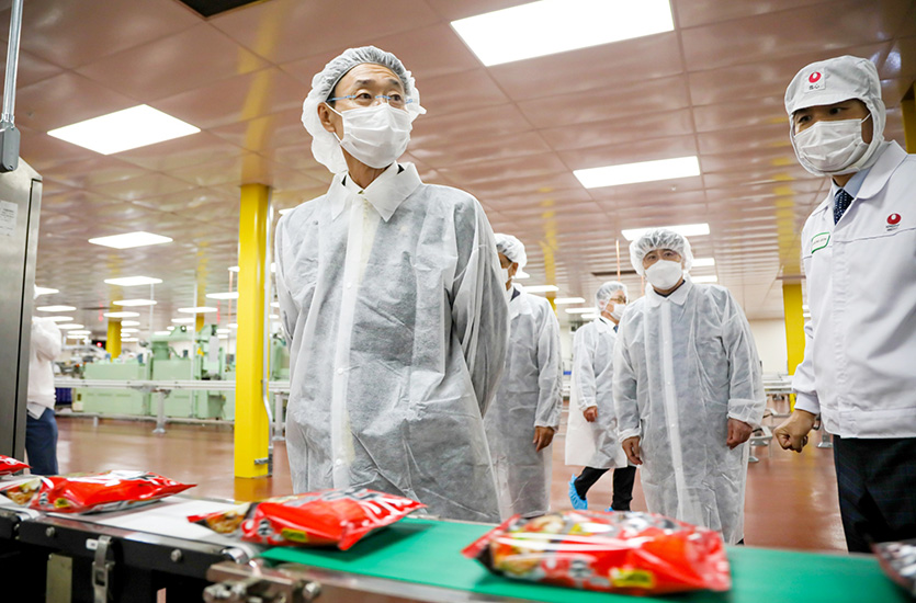 농심 신동원 회장이 미국 제2공장 생산시설을 둘러보고 있다. 사진=농심