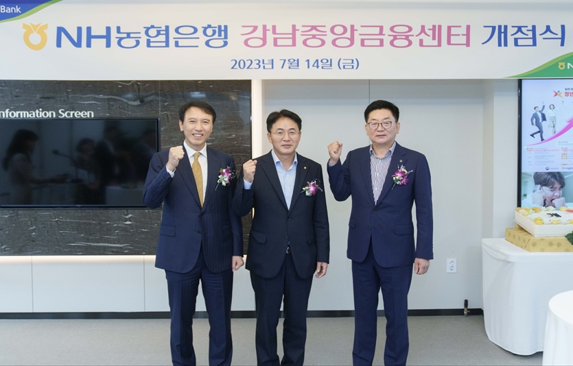 (왼쪽부터)윤진오 동부건설 대표, 이석용 NH농협은행장, 김정선 한국토지신탁 대표가 기념촬영을 하고 있다. 사진=NH농협은행