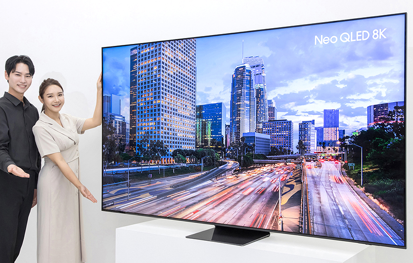 삼성전자 모델이 98형 Neo QLED 8K 신제품을 소개하는 모습. 사진=삼성전자