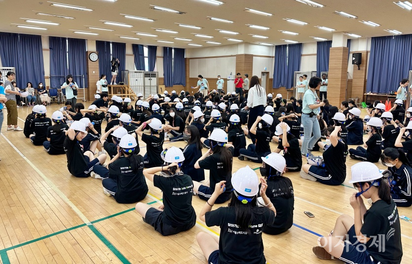 봉영여중에서 진행한 2023 SH캠프 행사에서 학생들이 안전모를 착용하고 있다. 사진=최준 기자