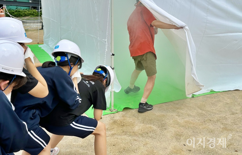 2023 SH캠프 행사에서 학생들이 연기로 가득 찬 밀폐공간 통과를 위해 진입대기를 하고 있다. 사진=최준 기자