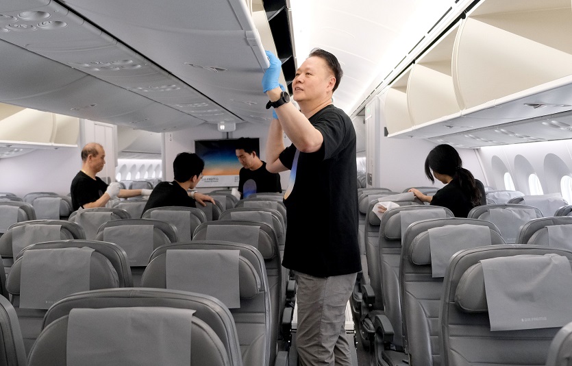 [사진자료] 에어프레미아, 여름 성수기 고객맞이 '기내 스페셜 클리닝' 행사 진행.jpg