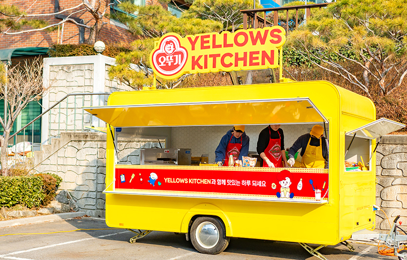 오뚜기의 찾아가는 주방 컨셉의 푸드트럭 ‘옐로우즈 키친’이 론칭 1주년을 맞았다. 사진=오뚜기