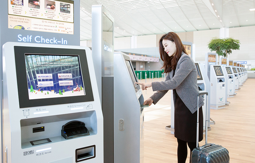 인천국제공항 제2여객터미널 무인 탑승 수속 시스템, 키오스크를 활용한 셀프체크인 서비스를 이용 모습. 사진=대한항공