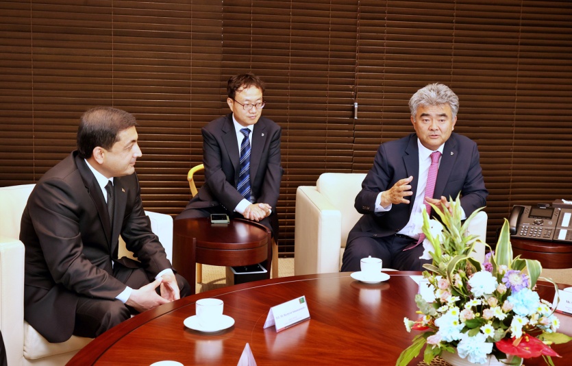 정원주 대우건설 회장(오른쪽)이 17일 오후 을지로 대우건설 본사에서 투르크메니스탄 경제사절단과 면담하고 있다. 사진=대우건설