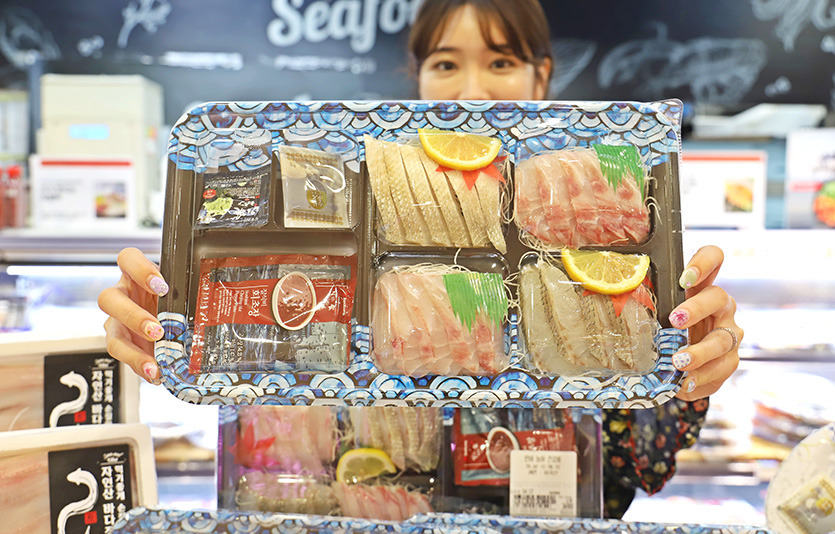 롯데마트는 이색 보양식 끝판왕을 준비했다. 롯데마트 서울역점에서 자연산 민어회를 홍보하고 있다. 사진=롯데마트
