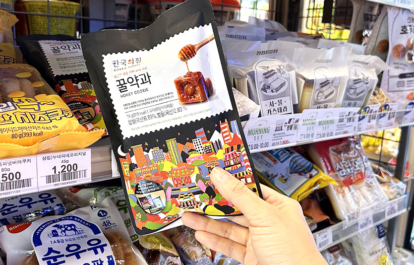 이마트24 매장에서 꿀약과를 구입하는 모습. 사진=이마트24