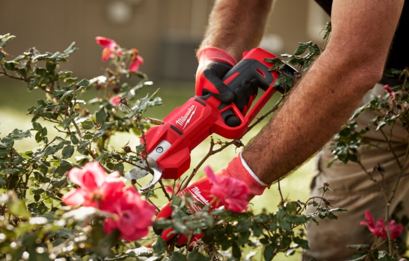 전지가위 M12 BLPRS 현장 응용샷. 사진=밀워키