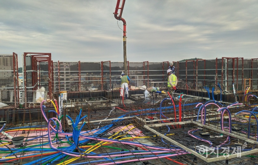 현장에서 근로자들이 타설 작업을 진행하고 있다. 사진=최준 기자