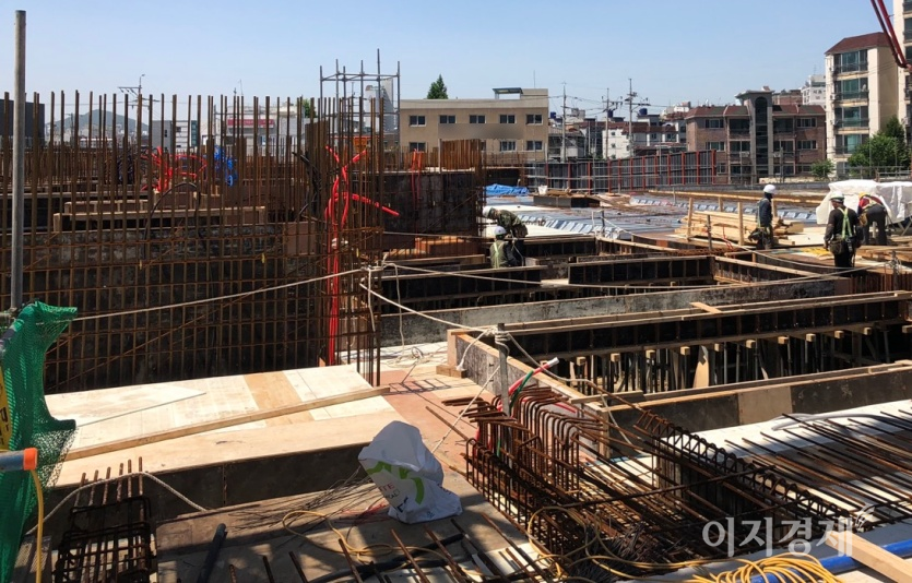 건설 현장 내 근로자들이 철근 배근 작업을 하고 있다. 사진=최준 기자