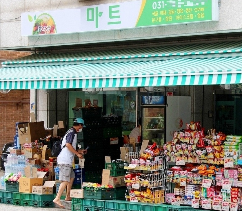 마트에서 물건을 구매하는 소비자의 모습이다. 사진=이지경제