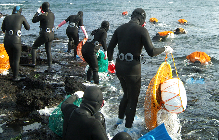 제주 해녀의 물질 작업 현장 사진. 사진=복권기금