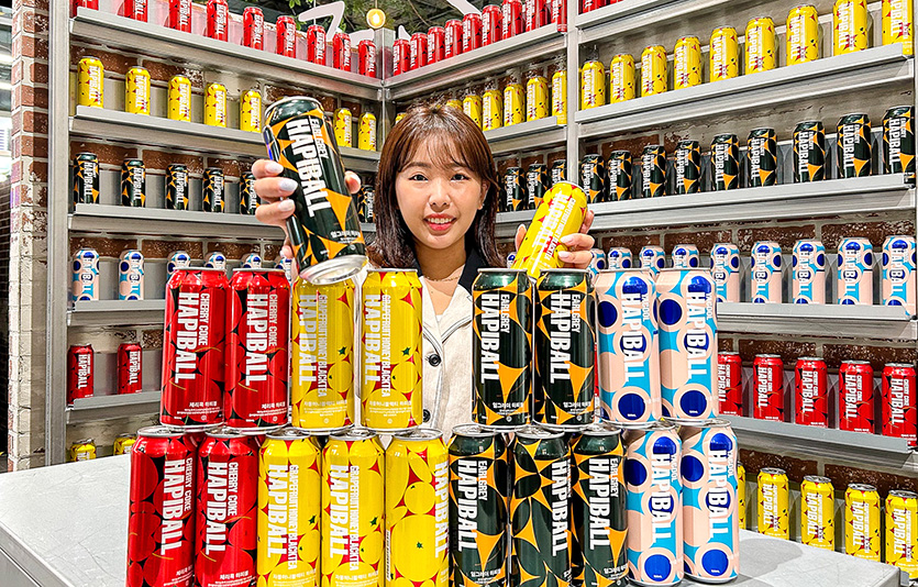 서울 영등포구 더현대 서울 ‘하피볼’ 팝업스토어에서 직원이 캔 하이볼 ‘하피볼’ 을 소개하고 있다. 사진=현대백화점