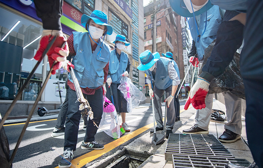 포스코 임직원으로 구성된 싸리비봉사단과 요리조리봉사단이 수해 복구와 이재민 지원 봉사활동을 진행했다. 사진=포스코