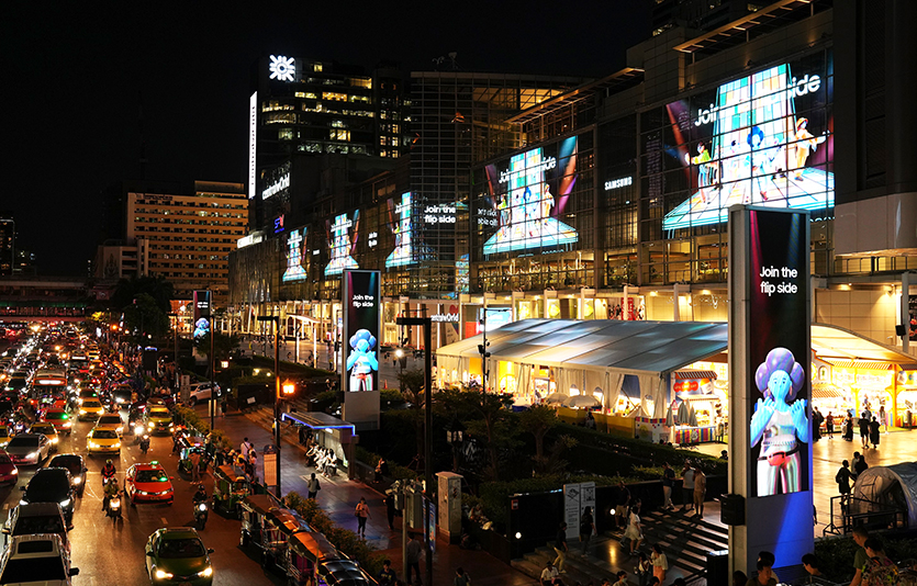 태국 방콕 센트럴월드의 ‘Join the flip side’ 디지털 옥외광고. 사진=삼성전자