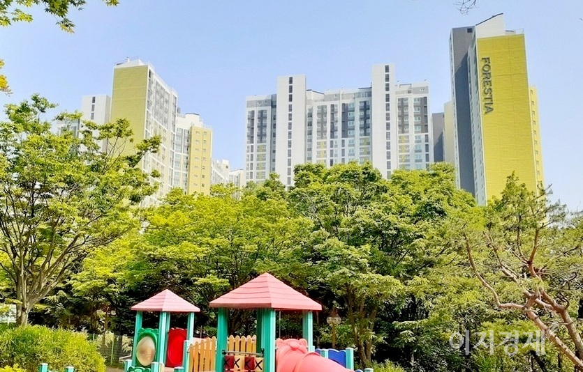 성남시 신흥주공아파트의 경우 2017년 재건축을 시작해 지난해 중반 입주했다. 현재 이곳의 30평대 아파트 매매가는 11억 5500만원 선이다. 분양 당시보다 7∼8억원이 뛰었다. 이곳이 성남 구도심 최초로 10억원을 넘은 것이다. 신흥주공아파트의 재건축인 포레스티아. 사진=정수남 기자