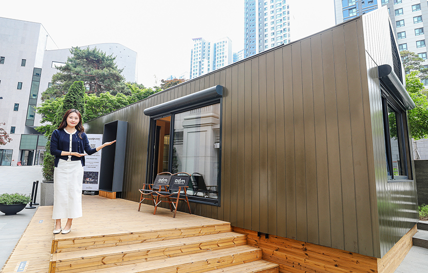 서울 성북구 현대백화점 미아점 2층 후문 광장에서 직원이 ‘이동식 주택’을 소개하고 있다. 사진=현대백화점