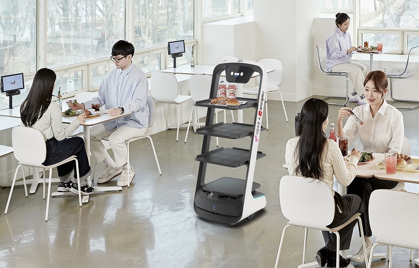 0727 LG U+, 서빙로봇 시장 국내 1위 협업해 'U+서빙로봇 푸두봇' 출시.jpg