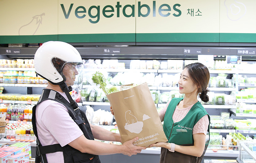 GS더프레시에서 직원이 퀵커머스 배달자에게 상품을 전달하고 있다. 사진=GS리테일