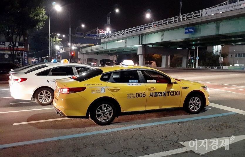 이달 코로나19에 따른 거리두기가 해제되면서 심야 택시 수요가 살아나고 있지만, 공급은 여전히 부족하다. 사진=정수남 기자