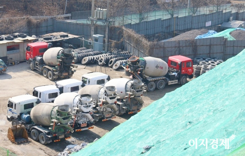한 레미콘 업소에 주차돼 있는 레미콘 차량들. 사진=이지경제