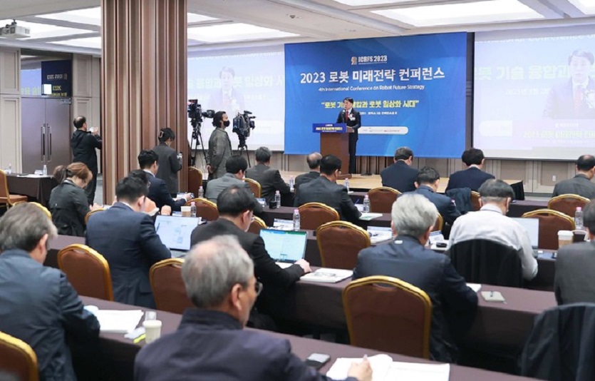 미래 로봇산업의 청사진을 한자리에서 볼 수 있는 '로봇 미래전략 컨퍼런스'가 28일 코엑스에서 열렸다.&nbsp; 사진=뉴시스<br>