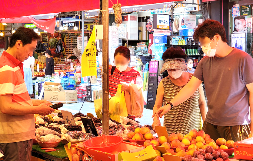 코로나19 재유행이 이어지는 가운데 24일 신규 확진자 수가 11만명대로 내려왔다. 서울 동작구 남성사계시장. 사진=신광렬 기자