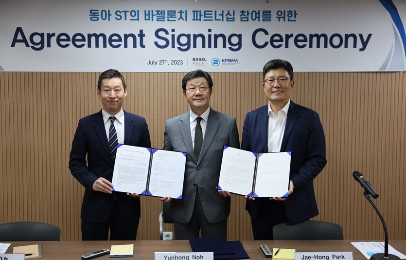 지난 27일 서울 서초구 제약회관에서 동아에스티의 ‘스위스 바젤투자청 KPBMA 맞춤형 프로그램’ 참여를 위한 파트너십 협정을 진행했다. (왼쪽부터) 오봉근 바젤투자청 한국대표,  노연홍 한국제약바이오협회 회장, 박재홍 동아에스티 사장이 기념촬영을 하고 있다. 사진=한국제약바이오협회