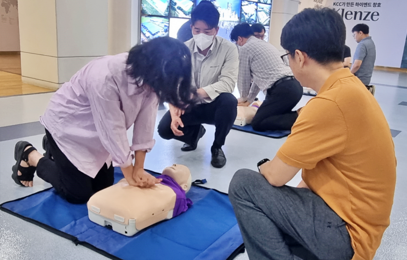 KCC 본사 임직원들이 교육에 참여해 직접 심폐소생술을 체험하고 있다. 사진=KCC