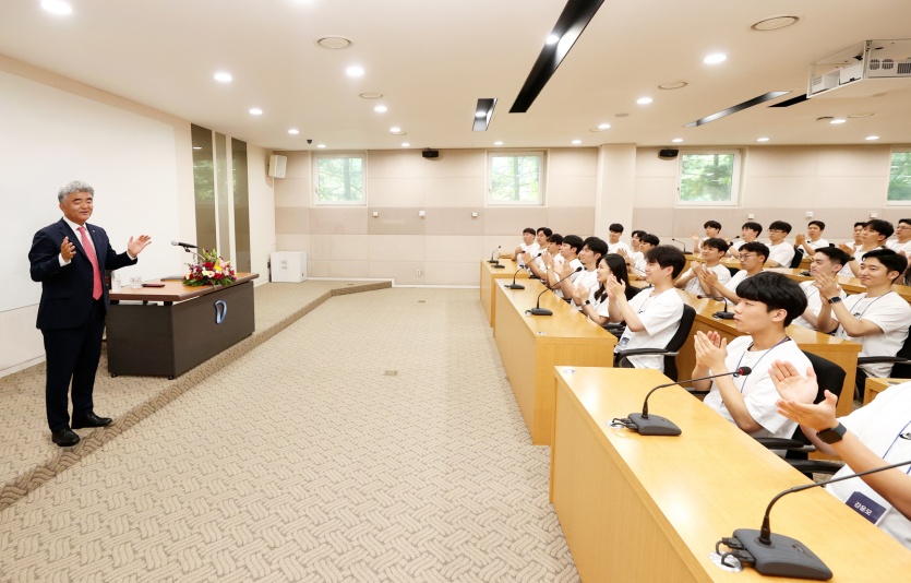 정원주 회장이 신입사원들에게 격려의 말을 전하고 있다. 사진=대우건설