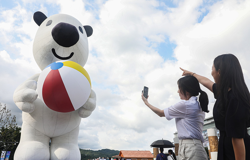 31일 서울 광화문광장에서 진행 중인 ‘흰디랜드’에서 시민들이 휴식을 즐기고 있다. 사진=현대백화점
