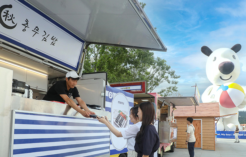 서울 광화문광장 ‘흰디랜드’에서는 푸드트럭과 마켓을 운영한다. 사진=현대백화점