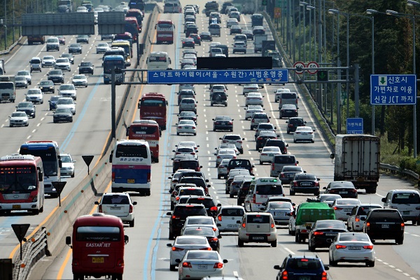 ▲ 명절은 한해동안 유동인구가 가장 많은 시기다. 경제성장률로 추산하면 최대 3000만명의 유동인구가 발생할 것으로 예상된다. 사진은 정체된 고속도로에 늘어선 귀성길 차량 < 사진 = 뉴시스 >