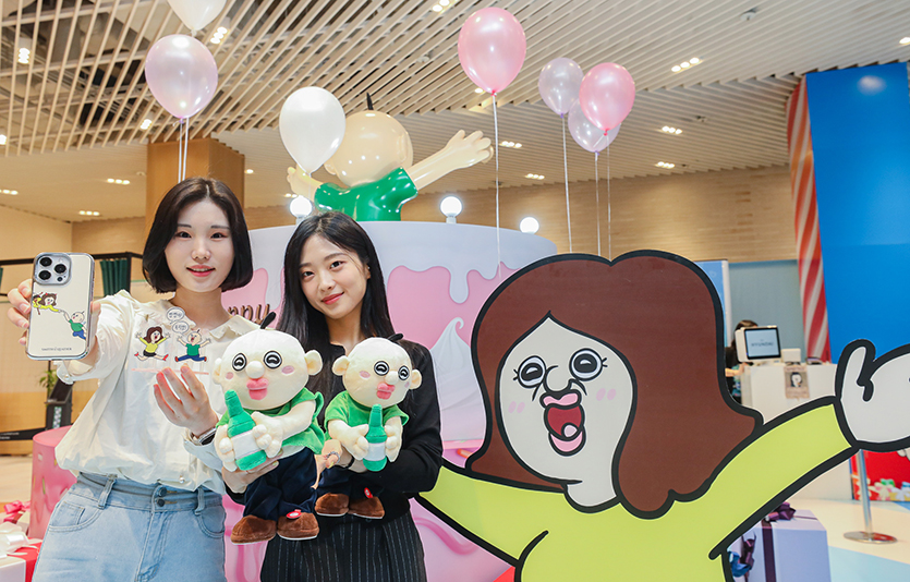 서울시 영등포구 더현대 서울 ‘빵빵이’ 팝업스토어에서 직원들이 제품을 소개하고 있다. 사진=현대백화점