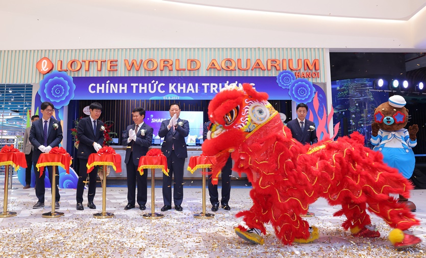 롯데월드 아쿠아리움 하노이 오픈식에 참석하는 롯데월드 최홍훈 대표이사(왼쪽부터 네번째)와 응우엔쭝칸(Nguyen Trung Khanh) 베트남 관광청장(왼쪽부터 다섯번째)을 비롯한 국내외 기관 대표 및 임직원들의 모습이다. 사진=롯데월드